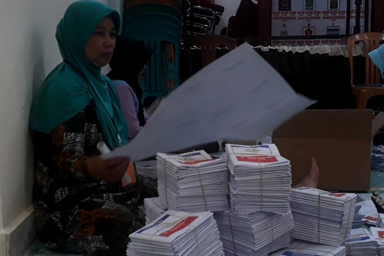Tenaga penyortir dan pelipat surat suara di KPU kota Palopo dihonor sebesar Rp 80 perlembar, Jumat (01/03/2019)