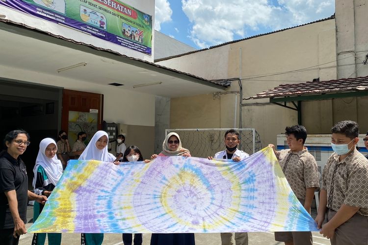 Potret kebersamaan pelajar Muslim dan Kristen dalam kegiatan membatik bersama untuk memperingati Haul ke-13 Gus Dur di Kompleks Gereja Kristen Indonesia (GKI) Jombang, Jawa Timur, Kamis (12/1/2023).
