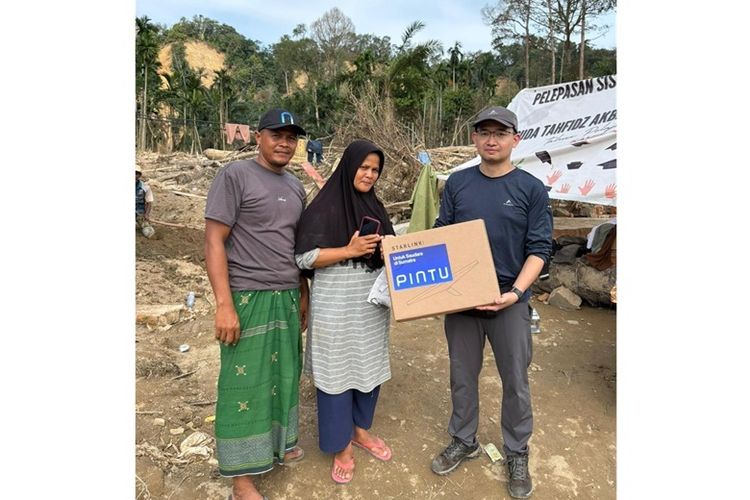 PINTU menyalurkan empat unit perangkat Starlink di Desa Lubuk Sidup, Kecamatan Sekerak, Kabupaten Aceh Tamiang, Aceh. 