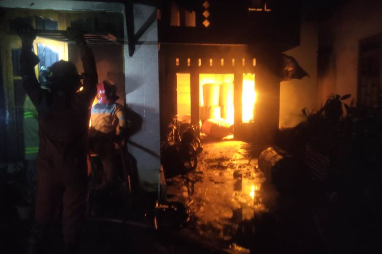 Petugas berupaya memadamkan api yang membakar dua rumah di Kabupaten Semarang