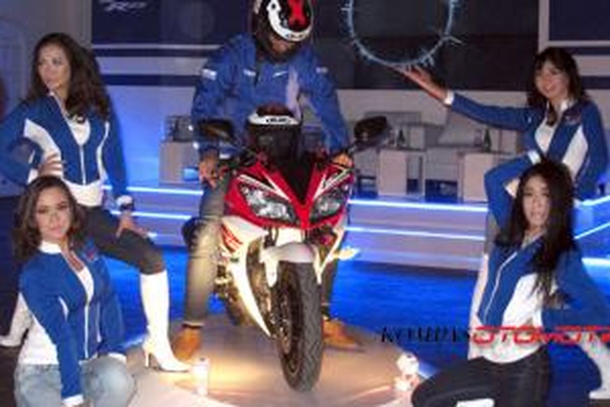 Yamaha R15 punya banyak perbedaan dengan New V-ixion Lightning.