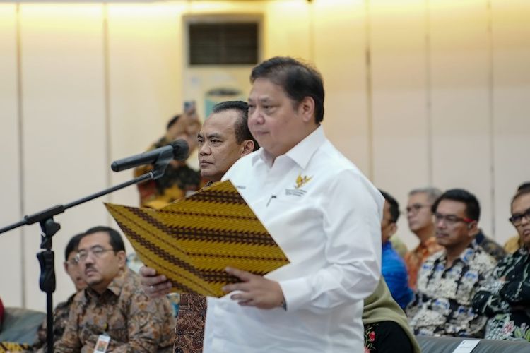 Menteri Koordinator Bidang Perekonomian (Menko Perekonomian) Airlangga Hartarto melantik Alexander Zulkarnain sebagai anggota Bidang Administrasi dan Keuangan Badan Pengusahaan (BP) Batam, menggantikan Wahjoe Triwidijo Koentjoro, Senin (26/8/2024).
