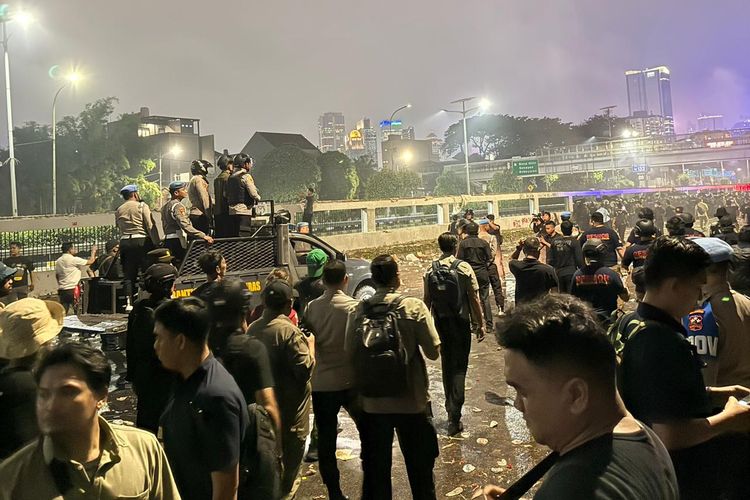 Susah Sinyal di Lokasi Demo 27 Agustus, Wartawan Bolak-balik Jalan 1 Km demi Kirim Berita