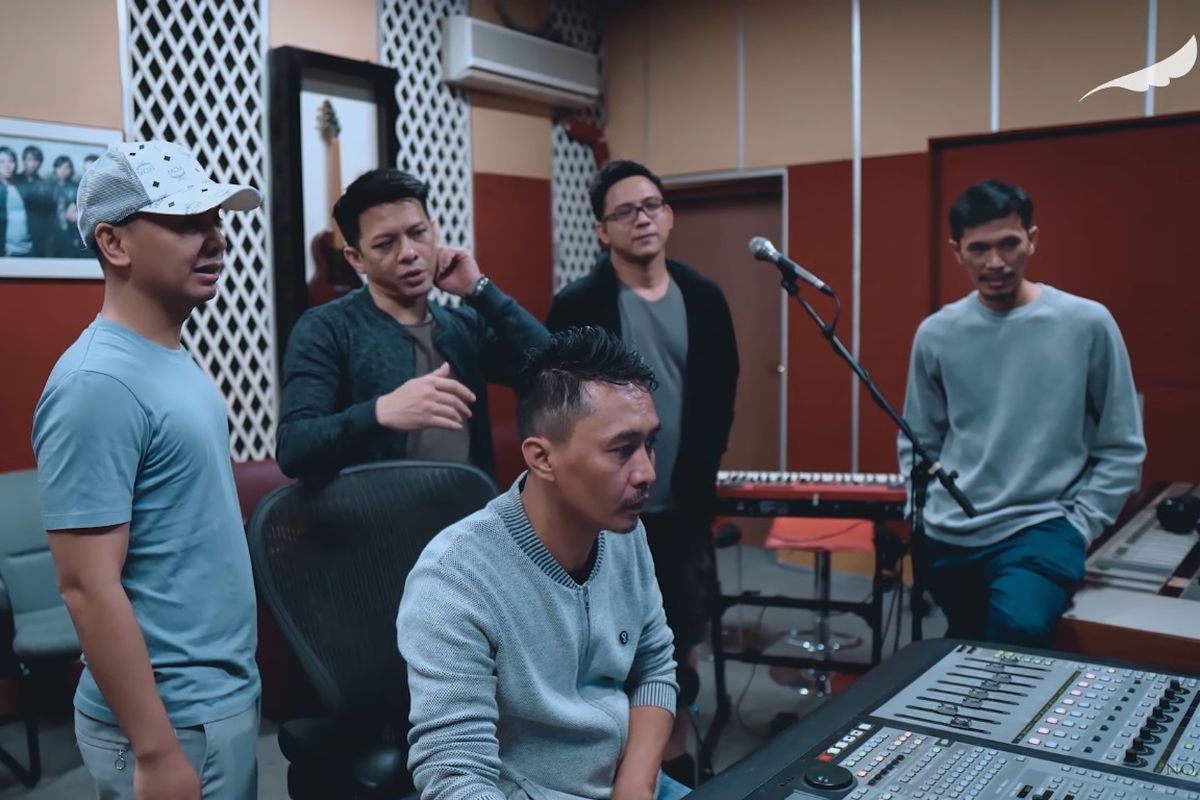 Bidik layar video YouTube NOAH berjudul Separuh Aku - NOAH Feat. Raditya Dika.