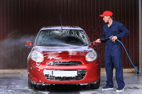 Waspada Suhu Panas, Jangan Sampai Keliru Saat Mencuci Mobil