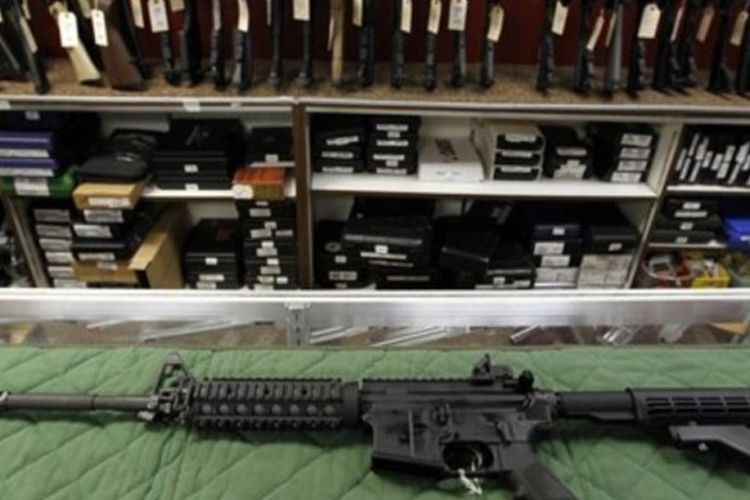 Sebuah toko senjata api di Aurora, Colorado, Amerika Serikat (foto: ilustrasi). Pemerintahan Presiden Trump kini sedang bersiap-siap untuk mempermudah penjualan senjata ringan buatan AS 
