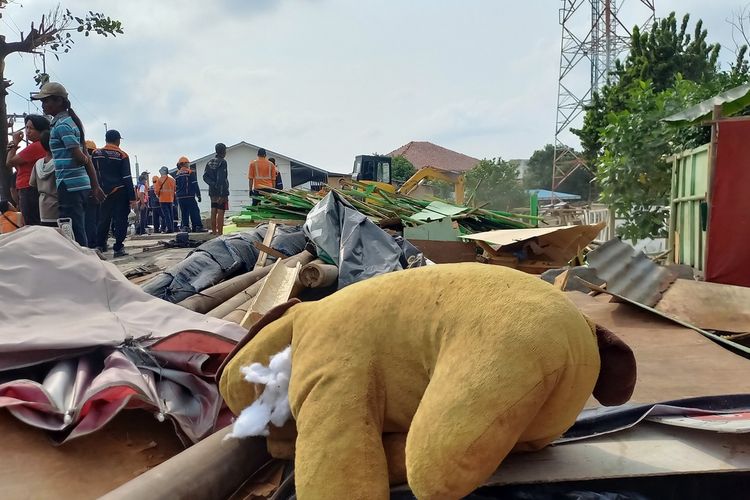PENERTIBAN: Suasana sterilisasi Bong Suwung oleh PT KAI Daop 6 Yogyakarta menggunakan alat berat dan libatkan ratusan personel, Kamis (3/10/2024)