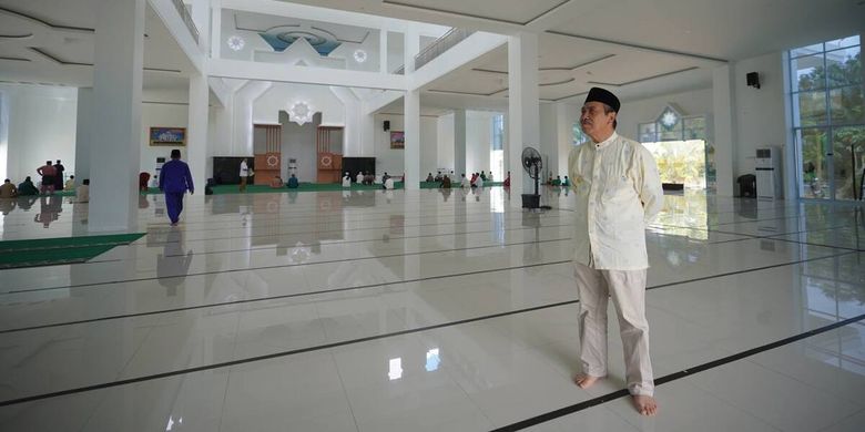 Gubernur Riau Syamsuar saat melihat-lihat keindahan bangunan Masjid Darusalam di Desa Serasem, Kecamatan Siberida, Kabupaten Indragiri Hulu, Riau, Jumat (13/1/2023).