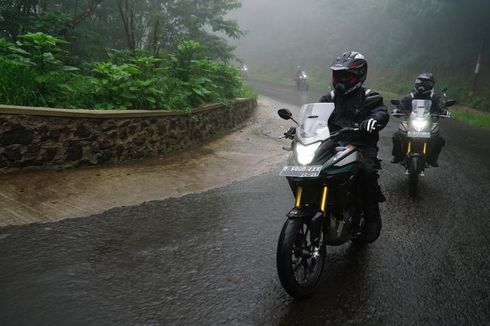 Hujan-hujanan Naik Motor, Sarung Tangan Jangan Dilepas