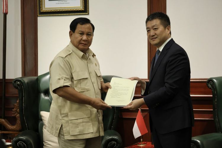 Menteri Pertahanan RI Prabowo Subianto berkomitmen untuk memperkuat kerja sama pertahanan dengan China. Komitmen disampaikan Prabowo usai menerima kunjungan kehormatan Duta Besar China untuk Indonesia H.E. Lu Kang di Kantor Kementerian Pertahanan, Jakarta Pusat, Kamis (21/3)/2024).
