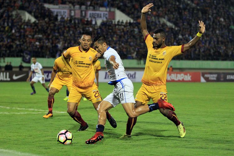 Pemain Arema FC Dendi Santoso (tengah) dijaga ketat dua pemain Sriwijaya FC saat babak 8 Besar Piala Presiden 2018 yang berakhir dengan skor 3-1 di Stadion Manahan Solo, Jawa Tengah (04/02/2018) Minggu malam. 