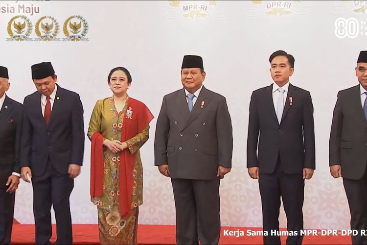 Presiden kedelapan Republik Indonesia (RI) Prabowo Subianto turut menghadiri Sidang Tahunan MPR dan Sidang Bersama DPR-DPD di Gedung MPR/DPR/DPD RI, Jakarta, Jumat (15/8/2025). Berbeda dengan Joko Widodo saat masih menjabat sebagai Presiden ketujuh RI, Prabowo tidak menggunakan baju adat.