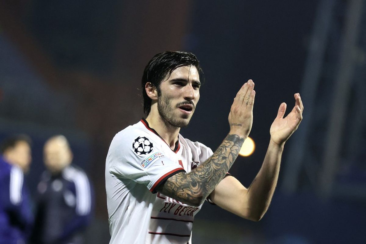 Gelandang AC Milan, Sandro Tonali, bereaksi setelah kemenangan kontra Dinamo Zagreb pada laga Grup E Liga Champions di Zagreb, 25 Oktober 2022. Tonali resmi pindah dari AC Milan ke Newcastle United. Sederet rekor transfer pun dipecahkan oleh gelandang berusia 23 tahun tersebut.