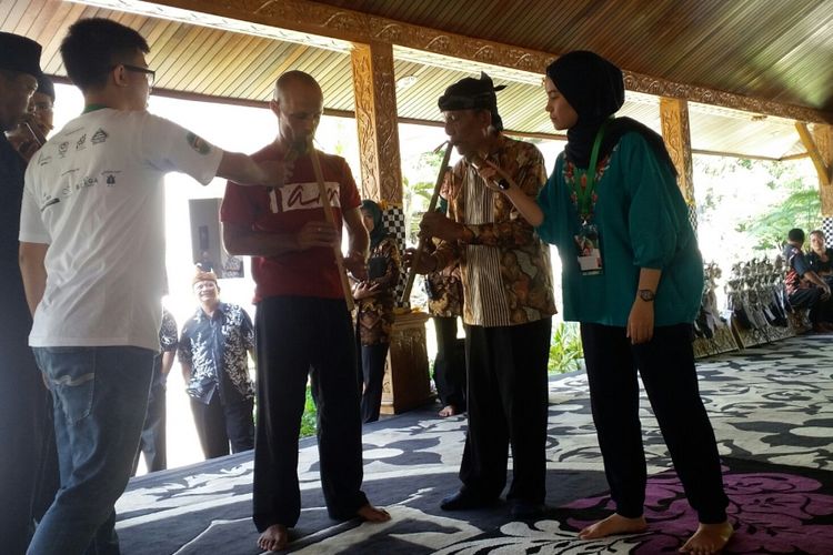 Salah seorang peserta pencak silat asal Belanda sengaja belajar main suling bambu kesenian Sunda saat berkumpul di Aula Bale Nagri Pemkab Purwakarta, Kamis (20/4/2017).