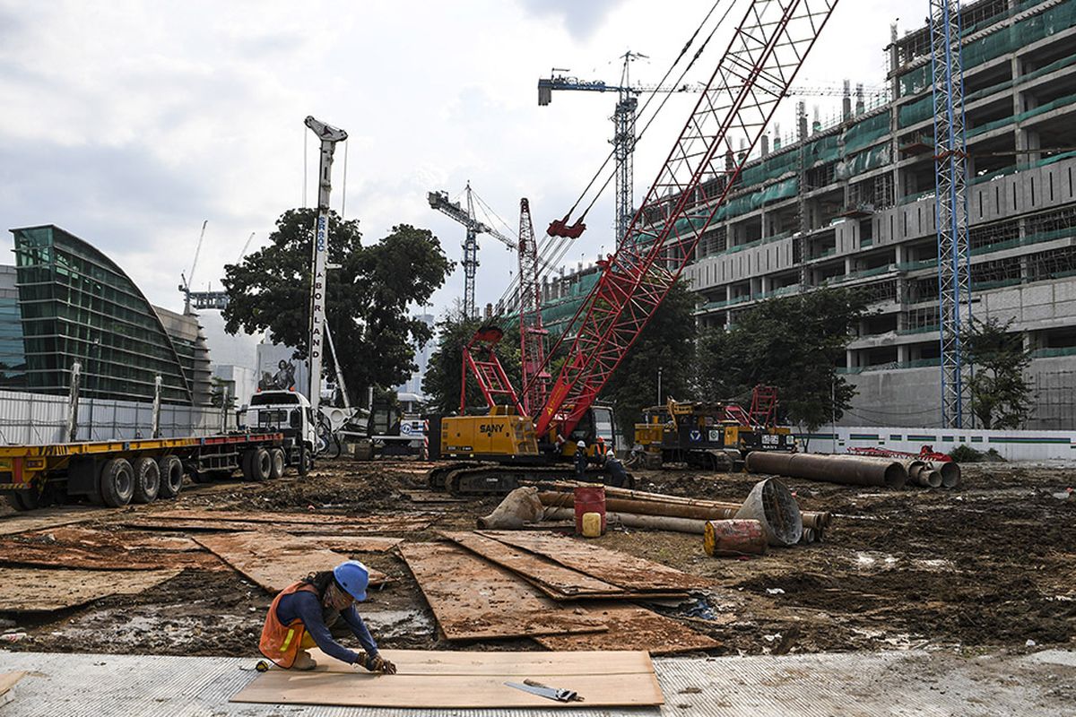 Sejumlah pekerja menyelesaikan pembangunan proyek revitalisasi tahap II di komplek Taman Ismail Marzuki (TIM), Cikini, Jakarta, Senin (22/3/2021). Menurut PT Jakarta Propertindo (Jakpro), pembangunan tahap I revitalisasi kawasan TIM mencapai 75 persen dengan progres pembangunan 87 minggu, sementara tahap II masih 1 persen dengan tahap pengerjaan enam minggu.