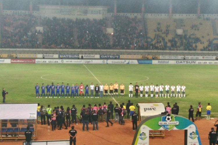 Skuad Persib Bandung dan PS TNI saat memasuki lapangan Stadion Si Jalak Harupat, Sabtu (5/8/2017) malam. 