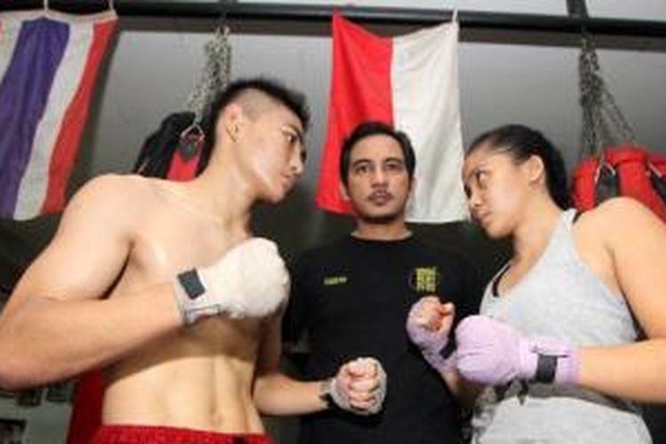 Frans Mohede (tengah) bersama dua atlet Muay Thai, Fashalli Padja (kiri) dan Inandya Citra