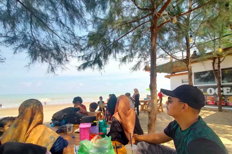 Wisatawan di Pantai Ulee Rubek, di Desa Ulee Rubek, Kecamatan Seunuddon, Kabupaten Aceh Utara