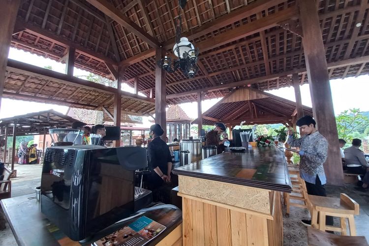 Pengunjung sedang memilih menu di bagian main joglo Omah Gunung di Gunung Pati, Kota Semarang, Selasa (11/5/2022).