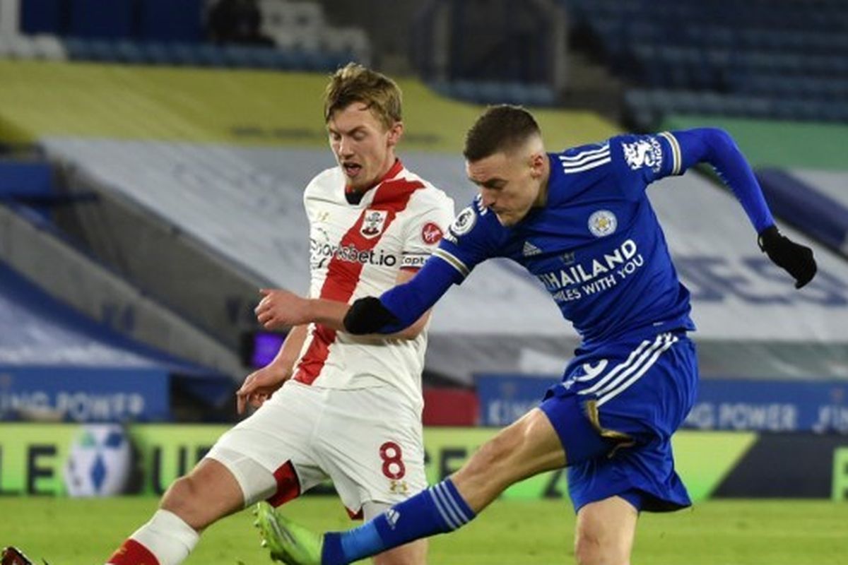 Penyerang Leicester City, Jamie Vardy (kanan), berduel dengan gelandang Southampton, James Ward-Prowse (kiri) pada laga lanjutan pekan ke-19 Liga Inggris di Stadion King Power, Minggu (17/1/2021) dini hari WIB.