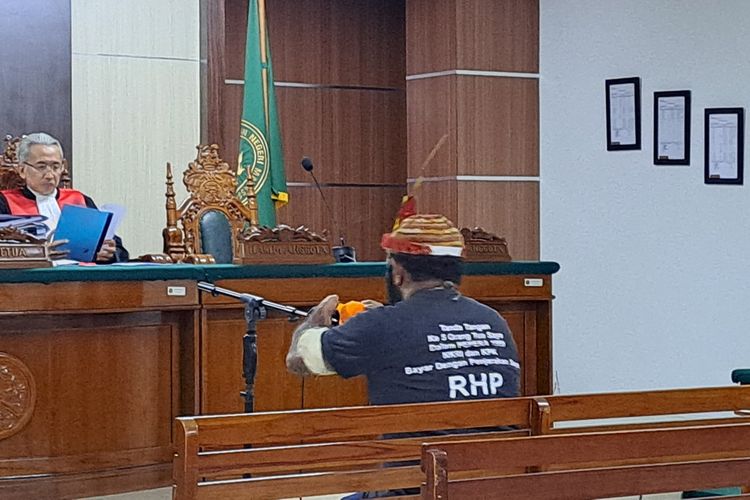 Ricky Ham Pagawak menganakan kaos Perpera 1969 saat membacaan eksepsi dakwaan JPU KPK di Pengadilan Negeri Tipikor Makassar, Sulsel, Rabu (9/8/2023).