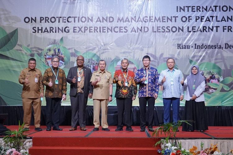 Gubernur Riau Syamsuar dalam workshop internasional tentang perlindungan dan pengelolaan ekosistem lahan gambut di Hotel Premiere Pekanbaru, Selasa (13/12/2022).
