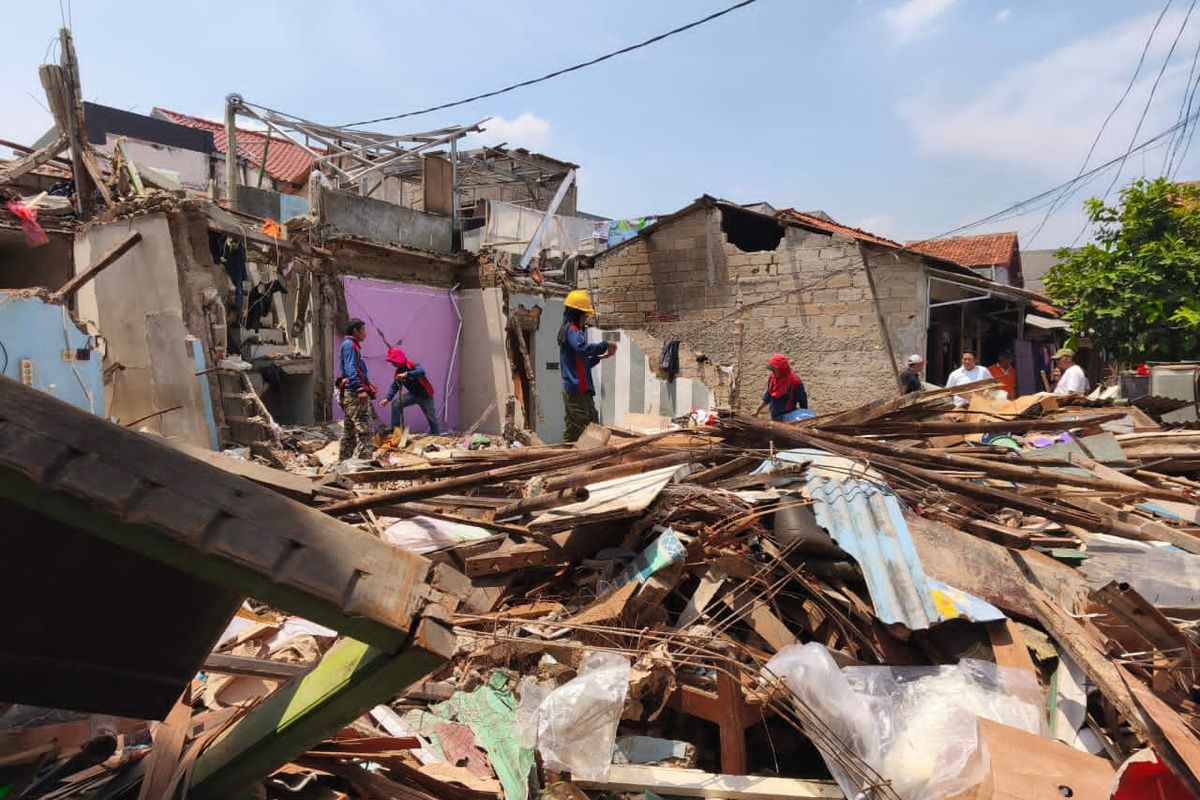 Sebagian warga terlihat bersih-bersih puing di lokasi ledakan di Pamulang, Tangerang Selatan.