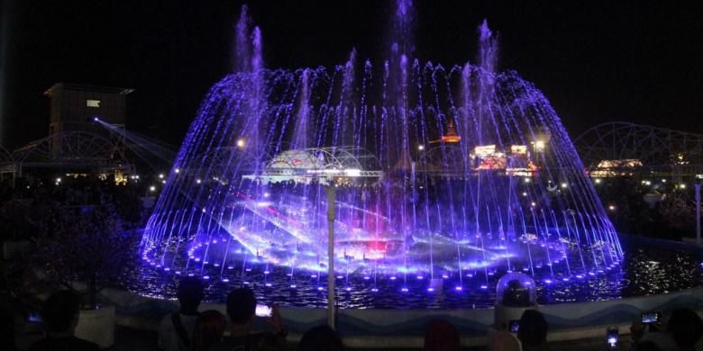 Dancing fontain di Jateng Fair 2016 menyuguhkan tarian air berpadu permainan laser dengan water screen, juga semburan api dari flame tower.