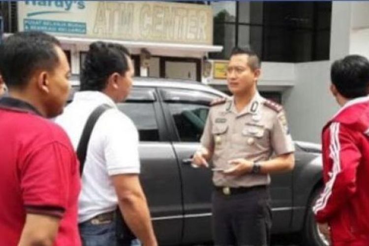 Polres Jember saat melakukan olah tempat kejadian perkara kasus penembakan. 