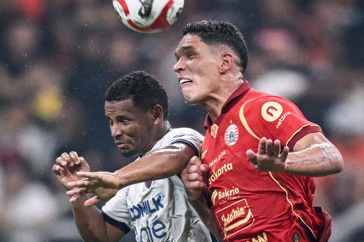 Pesepak bola Persija Jakarta Van Basty Sousa (kanan) berebut bola dengan pesepak bola Persita Tangerang Eber Bessa (kiri) pada pertandingan BRI Super League di Jakarta International Stadium (JIS), Jakarta, Minggu (10/8/2025). Persija Jakarta menang atas Persita Tangerang dengan skor 4-0. ANTARA FOTO/Fauzan/wpa.