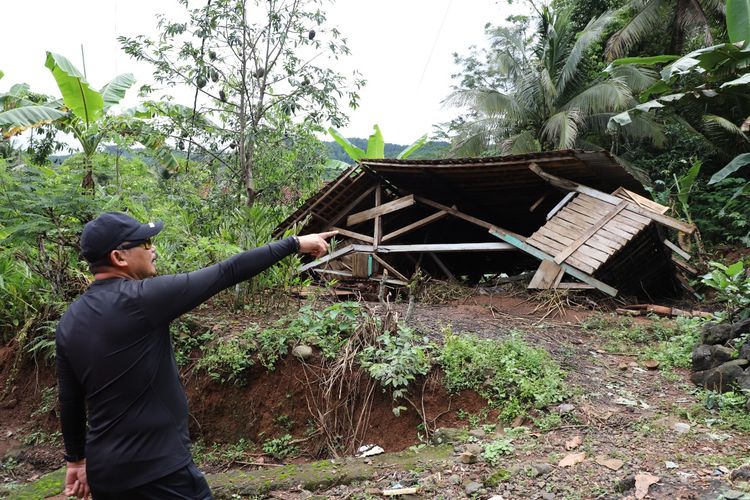 Bupati Purworejo Agus Bastian meninjau lokasi bencana longsor yang merepotkan rumah warga di Desa Pamriyan Kecamatan Pituruh 