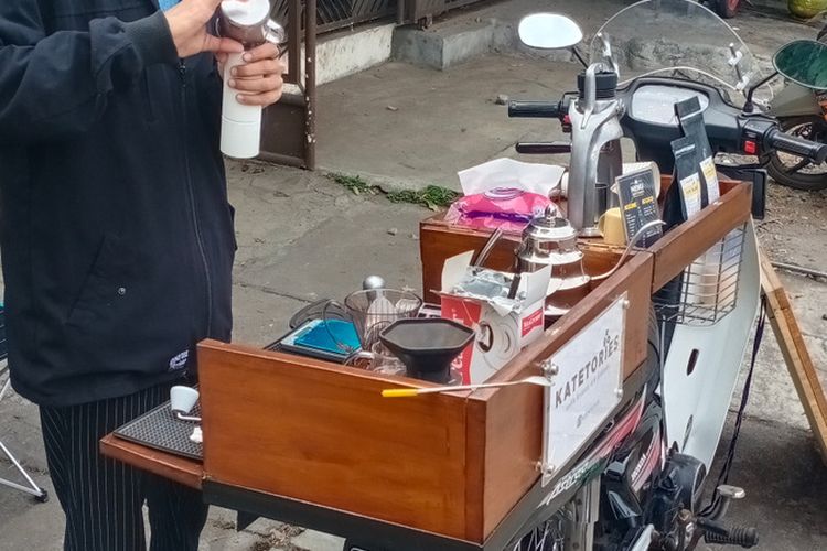 Ihsan Saefulloh saat melayani penikmat kopi premium Garutan, diatas motor antik miliknya di bilangan Jalan Patriot komplek Pemerintahan Pemkab Garut, Kamis (01/09/2022)