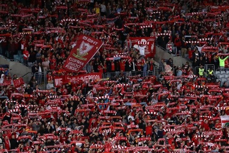 Fans Liverpool membentangkan syal dan bernyanyi You'll Never Walk Alone (YNWA).