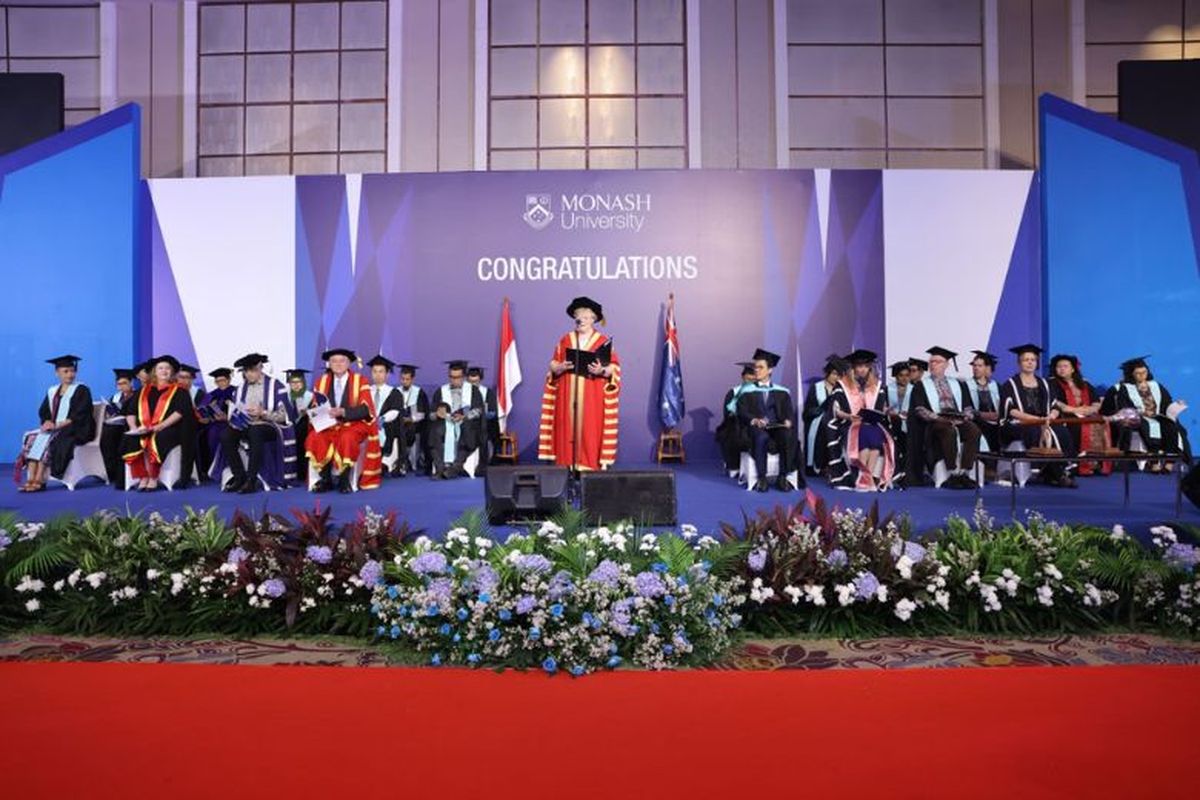 Dr Megan Clark AC, Chancellor Monash University, memberikan sambutan pembuka dalam wisuda Monash University Indonesia. 