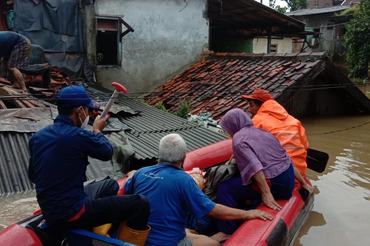 Proses evakuasi korban banjir di Cililitan, Kramatjati, Jakarta Timur, Senin (8/2/2021).
