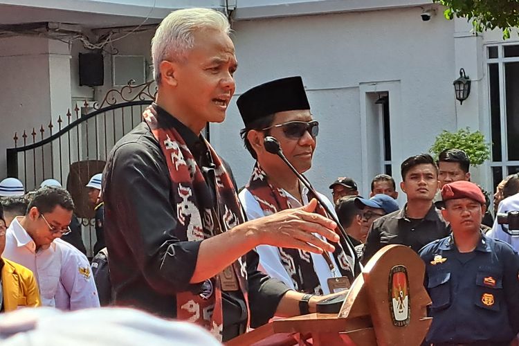 Bakal calon presiden Ganjar Pranowo dan bakal calon wakil presiden Mahfud MD memberi keterangan pers seusai mendaftarkan diri di Kantor KPU, Jakarta, Kamis (19/10/2023).