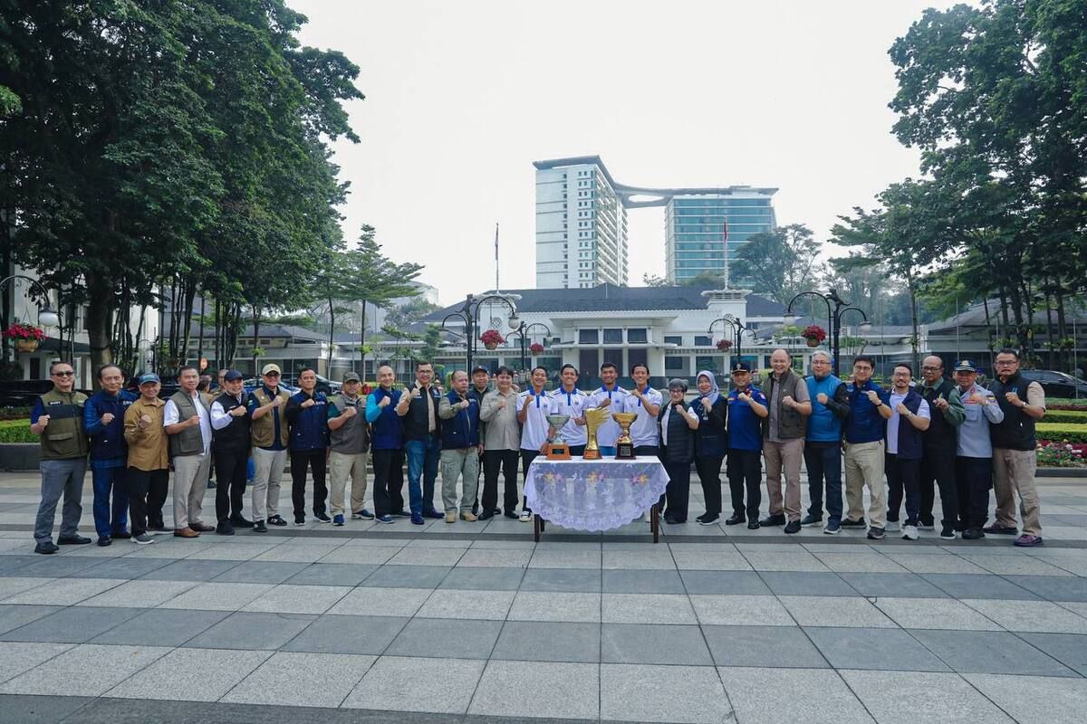 Sejumlah pemain Persib Bandung menghadiri Apel Persiapan Pengamanan Konvoi Persib Juara, di Plaza Balai Kota Bandung, Jalan Wastukencana, Kota Bandung, Senin (12/5/2025).