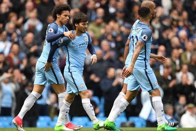 Gelandang Manchester City, David Silva (dua dari kiri), merayakan gol bersama rekan-rekannya seusai membobol gawang Crystal Palace di Stadion Etihad pada 6 Mei 2017.   