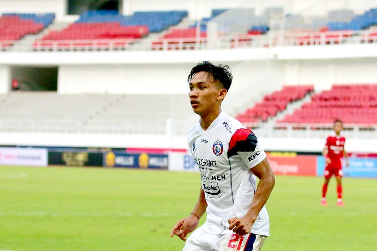 Pemain muda Arema FC Arkhan Fikri saat pertandingan pekan ke-13 Liga 1 2022-2023 melawan Persis Solo yang berakhir dengan skor 2-1 di Stadion Jatidiri Semarang, Minggu (11/12/2022) sore.