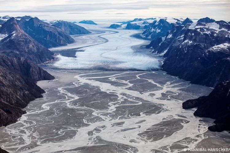 Lapisan es Greenland mewakili 8 persen dari es dunia dan mencair lebih cepat setiap tahun.