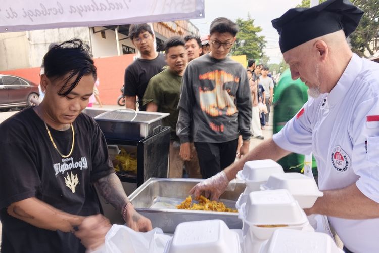 Kisah David Caileba, Chef Perancis Terjun ke Jalan Bagi-bagi Takjil di  Bandung