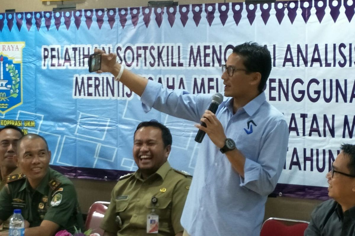 Calon Wakil Presiden nomor urut 02 Sandiaga Uno saat memgajari para peserta pelatihan OK OCE untuk selfie dengan produk di Kantor Kelurahan Kayu Manis, Jakarta Timur, Selasa (30/4/2019)