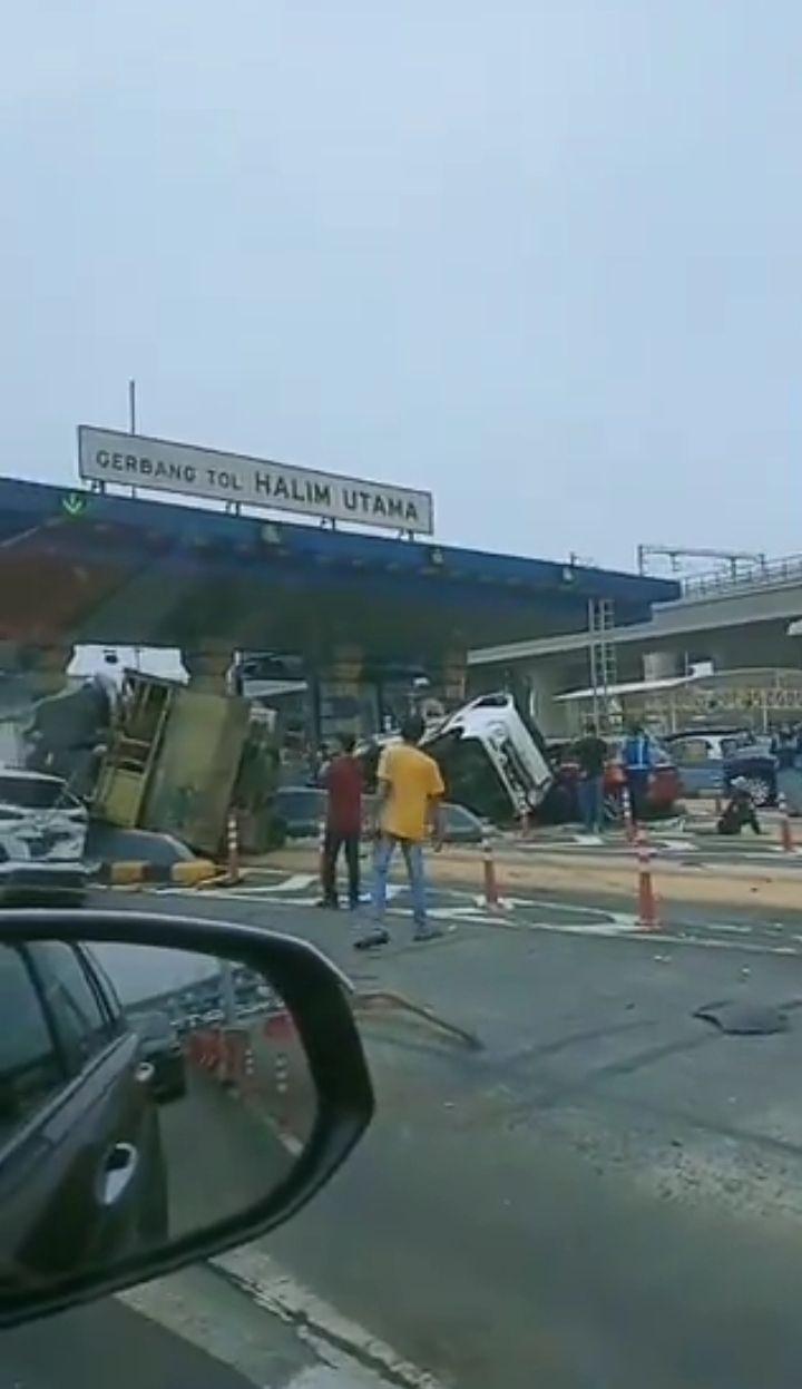 Penampakan Kecelakaan Beruntun di Gerbang Tol Halim Utama, Truk Ringsek dan 