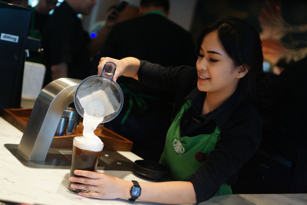 Katrin, salah satu barista asal Starbucks Bogor, saat mempresentasikan varian minuman terbaru Starbucks di gerai Starbucks Reserve Margo City, Rabu (27/9/2023).