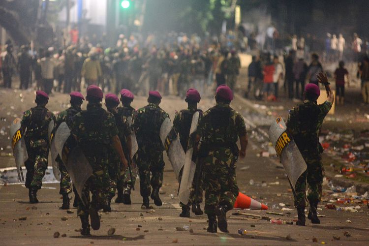 Sejumlah prajurit Korps Marinir TNI AL berjalan mendatangi massa aksi 22 Mei di Jalan Brigjen Katamso, Jakarta, Rabu (22/5/2019). ANTARA FOTO/M RISYAL HIDAYAT/wsj.