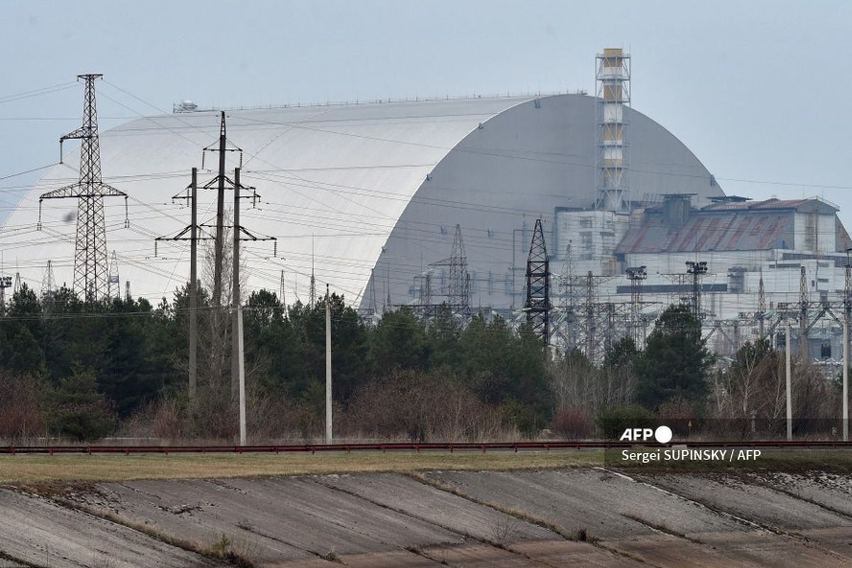 Sebuah gambar yang diambil pada 13 April 2021 menunjukkan kubah pelindung raksasa yang dibangun di atas sarkofagus yang menutupi reaktor keempat Pembangkit Listrik Tenaga Nuklir Chernobyl yang hancur menjelang peringatan 35 tahun bencana nuklir Chernobyl yang akan datang.