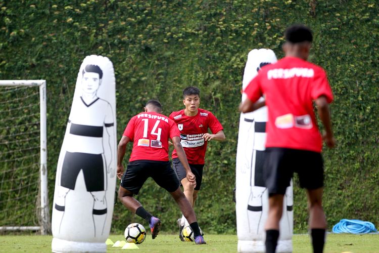 Pemain baru Persipura Jayapura, Takuya Matsunaga menggiring bola saat Training Center (TC) untuk persiapan liga musim 2020 di Lapangan Agrokusuma Batu, Jawa Timur, Senin (27/01/2020) pagi. 