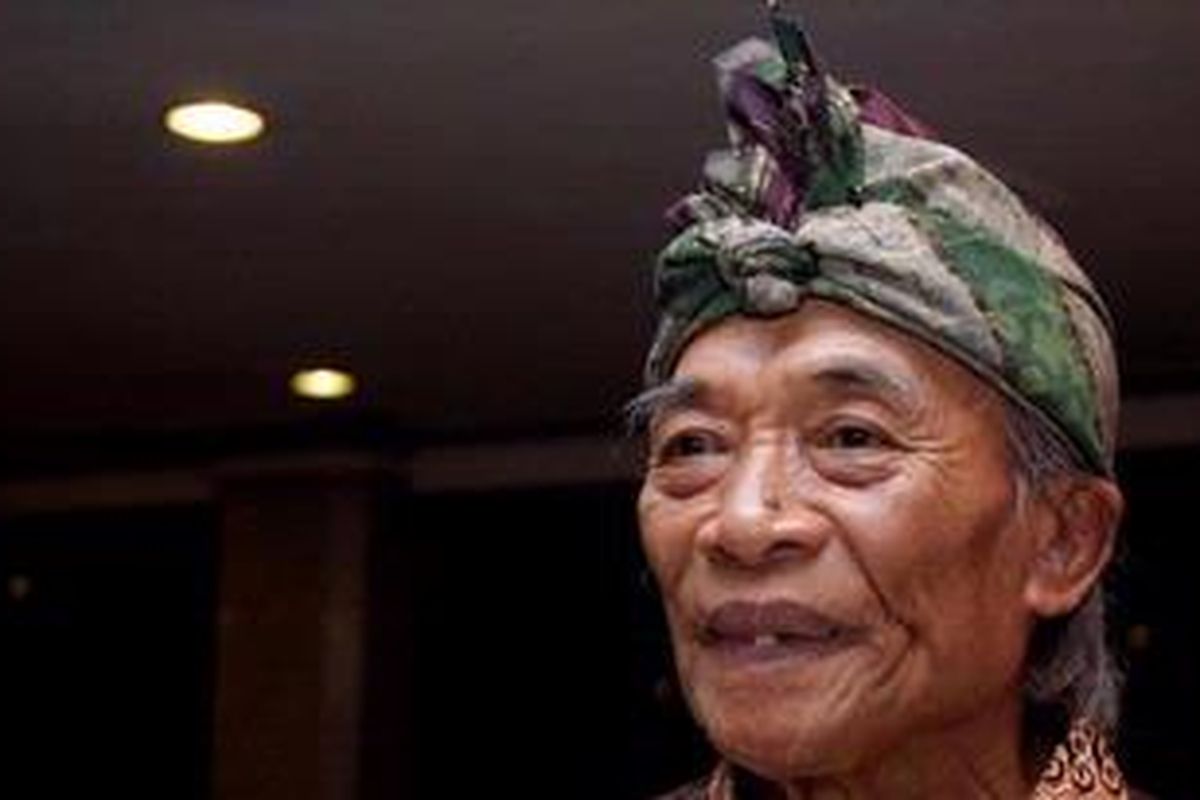 Pembaca garis tangan asal Bali, I Ketut Liyer (95), usai menghadiri acara bertajuk Apresiasi Visit Indonesia Year 2010 di Hotel Sahid Jaya, Jakarta, Senin (27/12/2010) malam. I Ketut Liyer menjadi terkenal setelah penulis Elizabeth Gilbert menceritakan keahliannya dalam novel yang berjudul Eat, Pray, Love. 