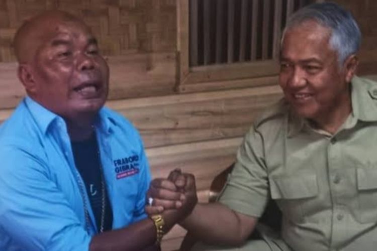 Bos Pasir Galunggung, Kabupaten Tasikmalaya, Endang Juta saat salam komando bersama Bos PO Primajasa asal Tasikmalaya, Amir Mahpud atau Haji Aming saat mendukung Bupati Tasikmalaya, Cecep Nurul Yakin di Pilkada Tasikmalaya beberapa waktu lalu.