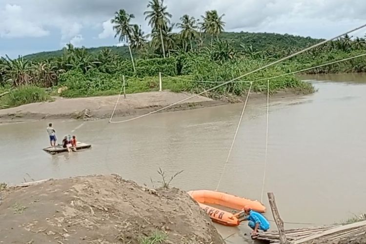 Beberapa warga sedang menyeberangi sungai di Desa Hiliaurifa Hilisamaetano, Kecamatan Maniamolo, Kabupaten Nias Selatan, Sumatera Utara.